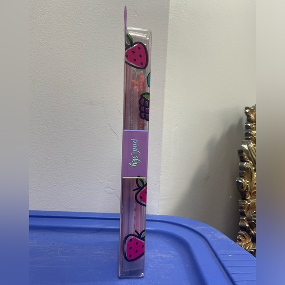 NWT Set of 8 Professional Lightweight & Durable Material Hair Styling Combs - Picture 3 of 9